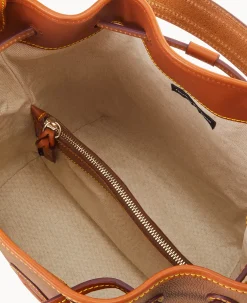 Dooney & Bourke Ready For the Getaway|Pebbled Leather<All Weather Leather 3.0 Drawstring 25 Caramel
