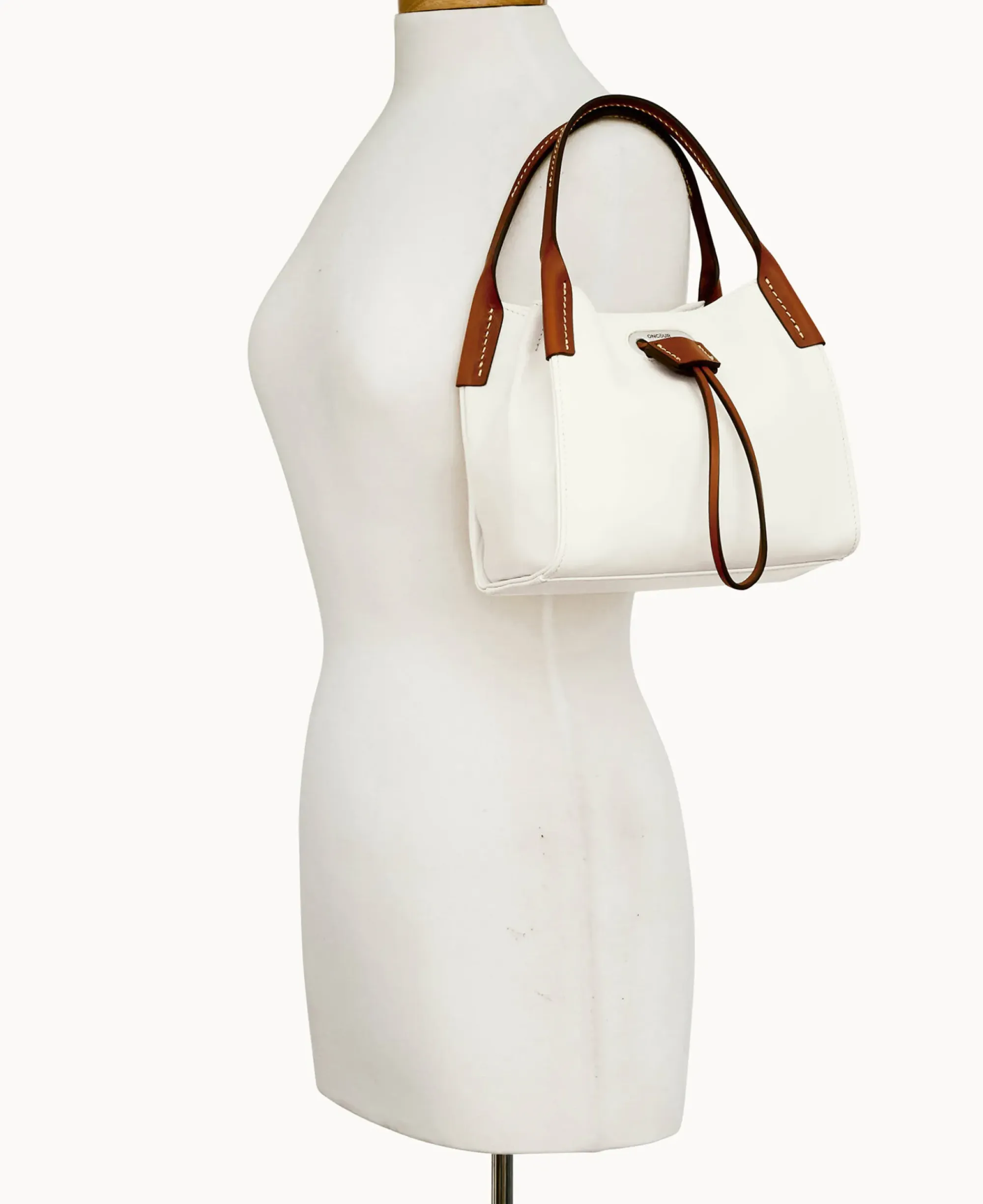 Dooney & Bourke Ready For the Getaway|Smooth Leather<Oncour Elba Tiny Full Up Pure White