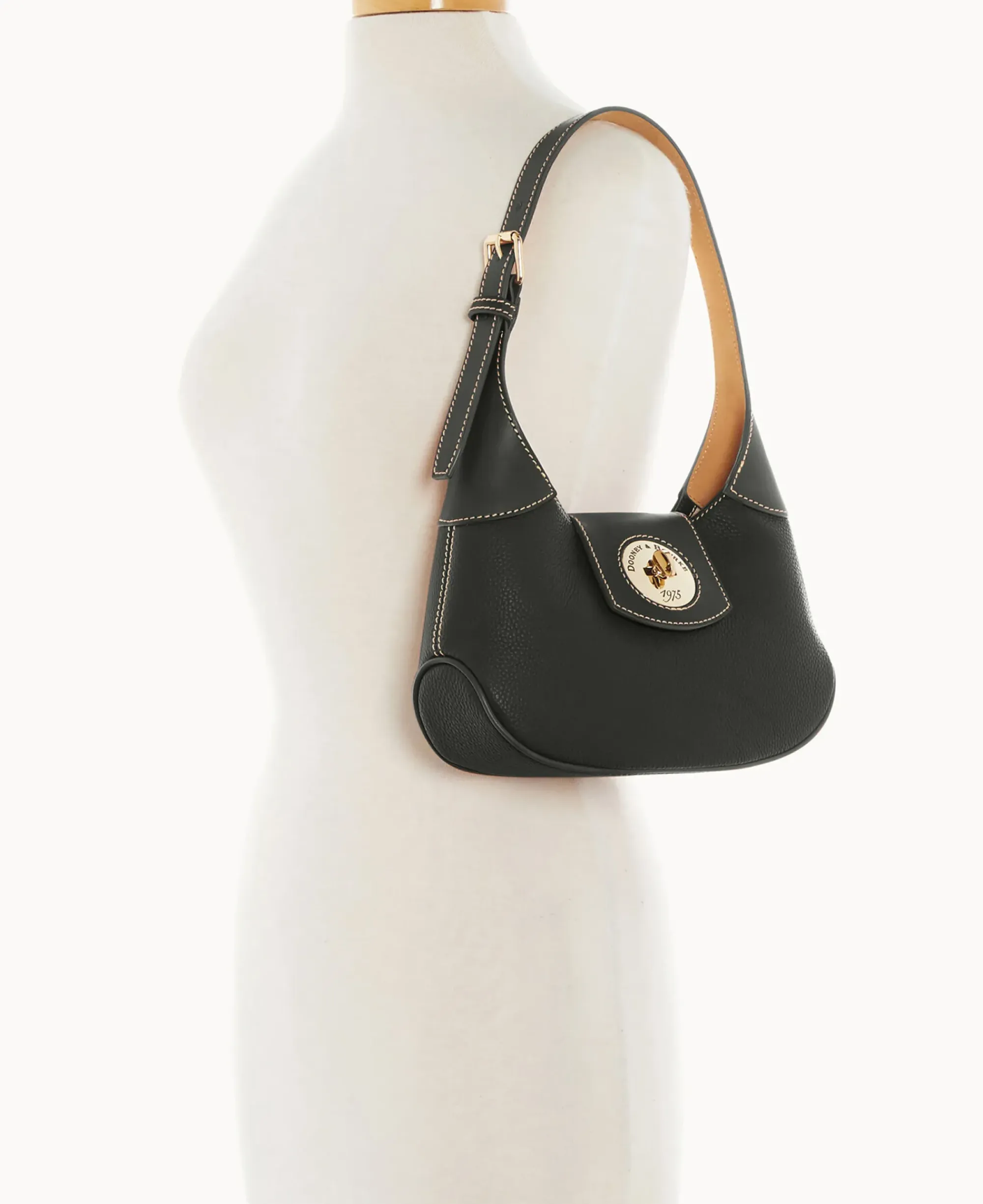 Dooney & Bourke The Pebble Grain Collection|The Pebble Turnlock Collection<Pebble Turnlock Hobo 26 Black