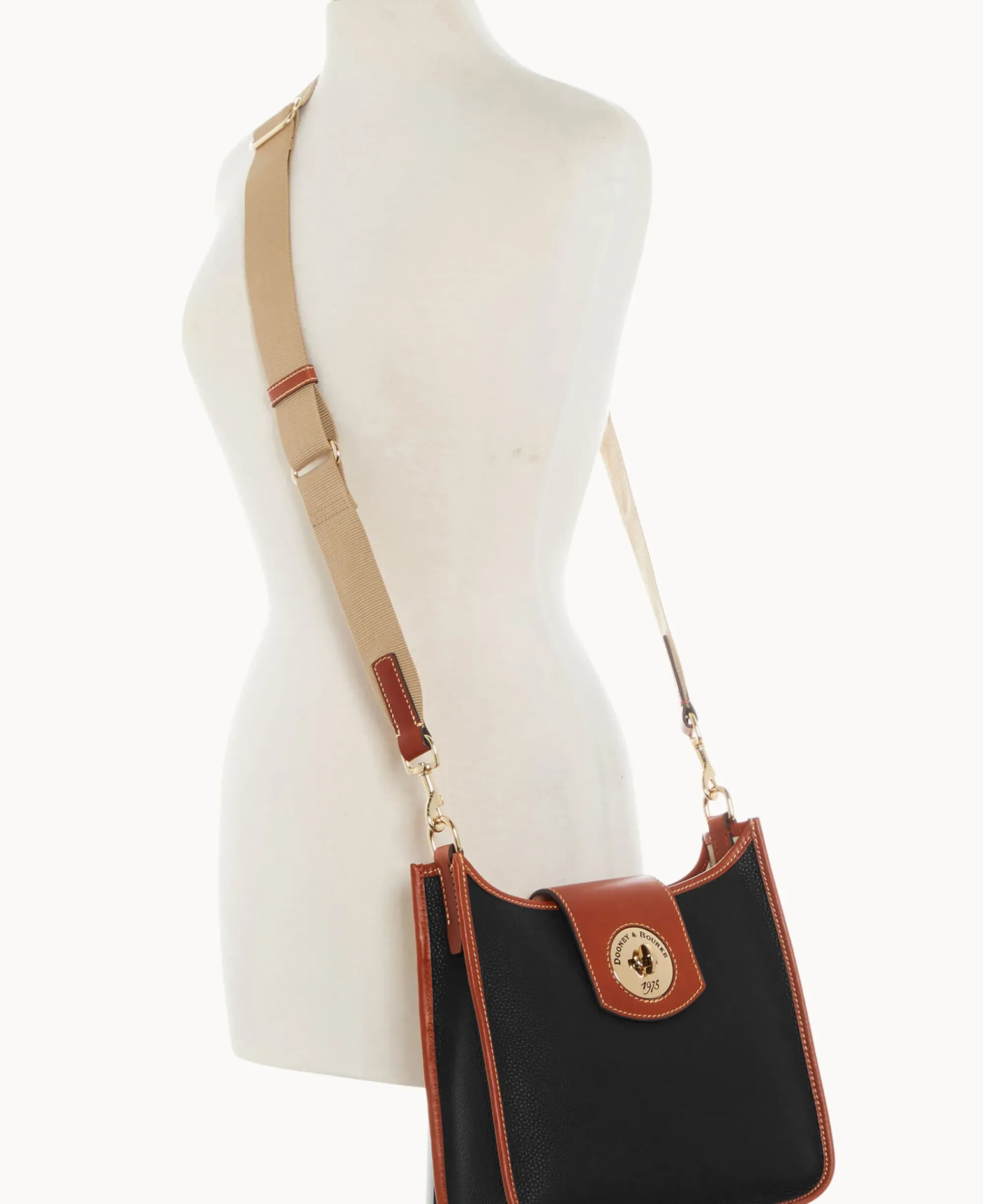 Dooney & Bourke The Pebble Turnlock Collection|Pebbled Leather<Pebble Turnlock Messenger 28 Black