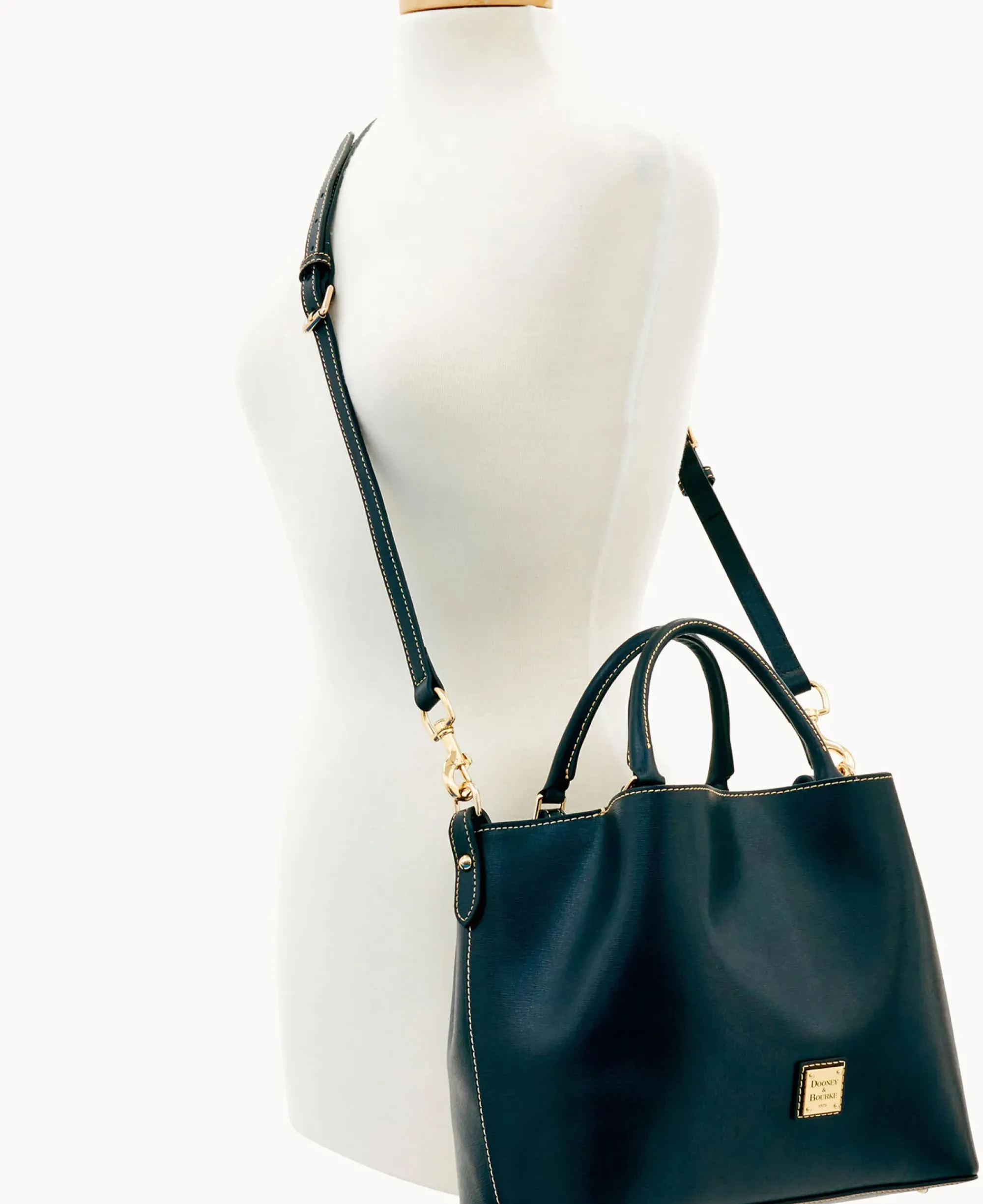 Dooney & Bourke The Saffiano Collection|Ready For the Getaway<Saffiano Brenna Black