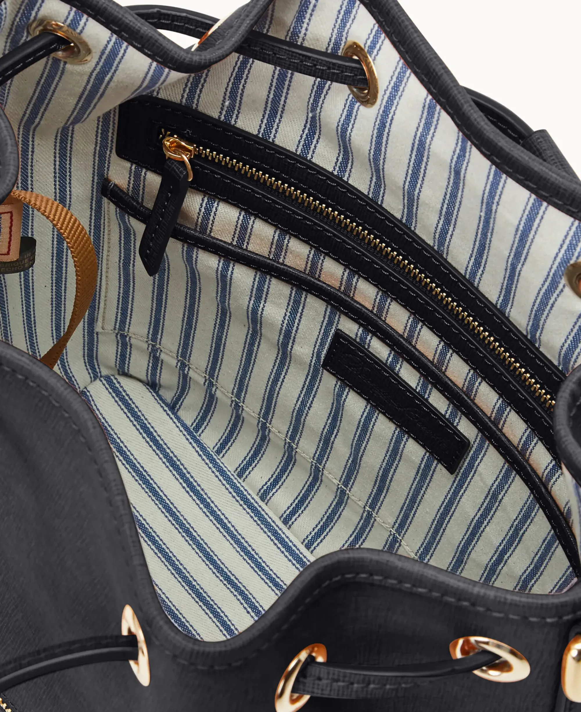Dooney & Bourke The Saffiano Collection|Ready For the Getaway<Saffiano Drawstring Black